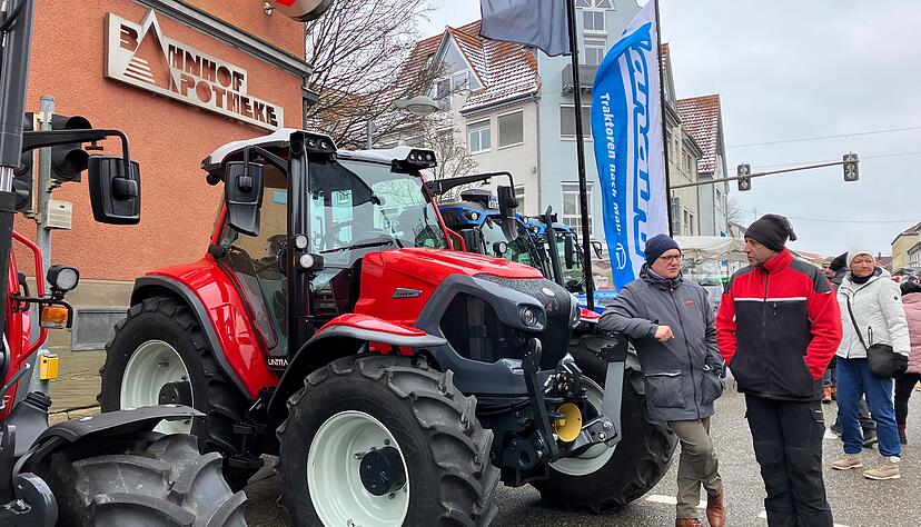 Lukas Mauch und Thomas Schönpflug fachsimpeln auf dem Öhringer Pferdemarkt am Sonntag.