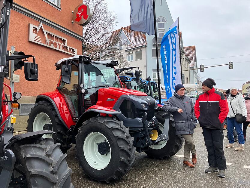 Lukas Mauch und Thomas Schönpflug fachsimpeln auf dem Öhringer Pferdemarkt am Sonntag.