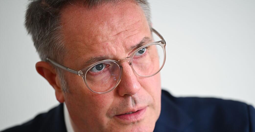 Ministerpr&auml;sident Alexander Schweitzer will ein einheitliches Deutschlandticket mit Passfoto. (Archivbild)