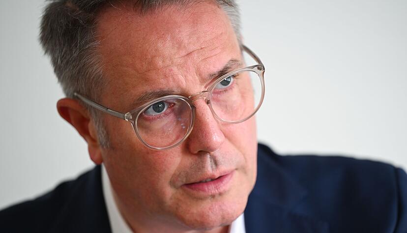 Ministerpräsident Alexander Schweitzer will ein einheitliches Deutschlandticket mit Passfoto. (Archivbild) Ministerpräsident Alexander Schweitzer will ein einheitliches Deutschlandticket mit Passfoto. (Archivbild)