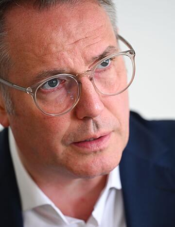 Ministerpr&auml;sident Alexander Schweitzer will ein einheitliches Deutschlandticket mit Passfoto. (Archivbild)