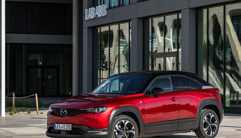 Mit Verl&auml;ngerung: Der Mazda MX-30 f&auml;hrt rein elektrisch, aber ein zus&auml;tzlicher Kreiskolbenmotor arbeitet mit Kraftstoff und l&auml;dt die Batterie w&auml;hrend der Fahrt auf, um die Reichweite zu erh&ouml;hen.