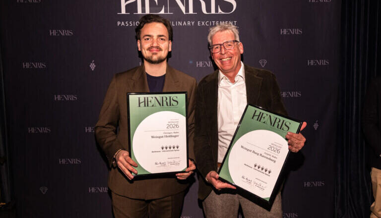Die erfolgreichen Kraichgau-Winzer Patrick Jacklin (links) und Claus Burmeister bei der Siegerehrung im M&uuml;nchner Nobel-Hotel Rosewood.