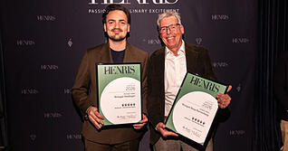 Die erfolgreichen Kraichgau-Winzer Patrick Jacklin (links) und Claus Burmeister bei der Siegerehrung im M&uuml;nchner Nobel-Hotel Rosewood.