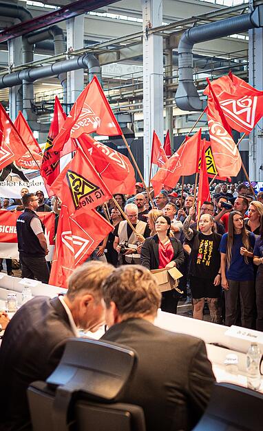 VW-Beschäftigte protestieren bei Betriebsversammlung