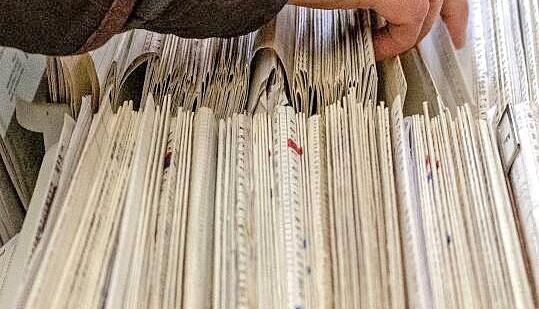 Schluss mit den den Papierstapeln: Patientenakten werden ab Januar automatisch in digitalen Ordnern gesammelt. Foto: dpa