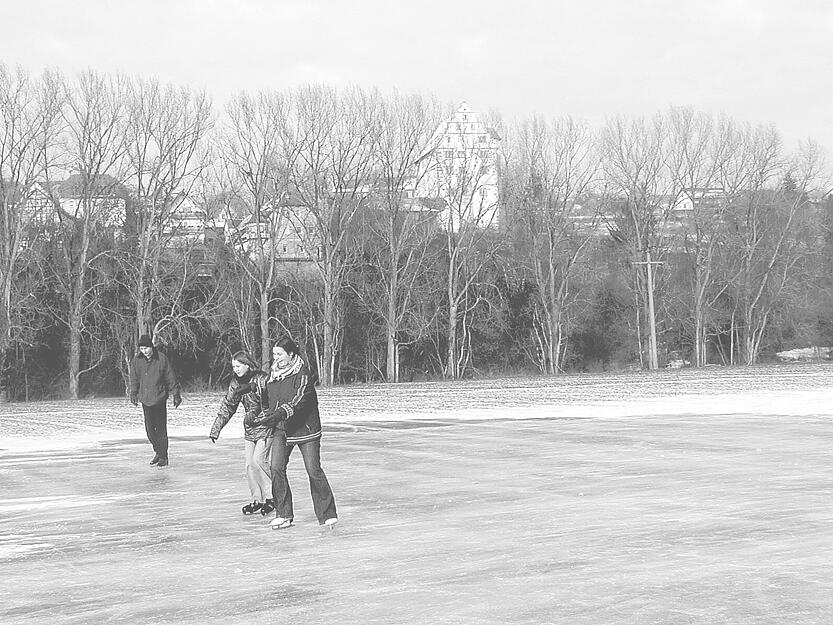 Schlittschuhspa&szlig; auf der Kocherwiese im Jahr 2003. Hochwasser und frostige Temperaturen haben auf den Kocherwiesen vor Neuenstadt-B&uuml;rg eine prima Eisbahn entstehend lassen. Auf schnellen Kufen oder rutschigen Sohlen tummelten sich dort Gro&szlig; und Klein vor historischer Burgkulisse.