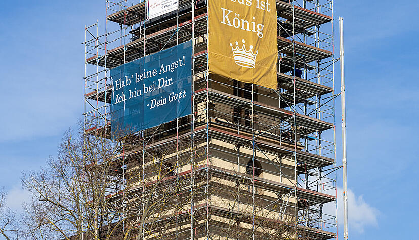 Fast zwei Monate hat es gedauert, bis das Gerüst stand. Die Plakate spenden den Fleinern in diesen schwierigen Zeiten Hoffnung, weiß Pfarrer Rolf Sons. Fast zwei Monate hat es gedauert, bis das Gerüst stand. Die Plakate spenden den Fleinern in diesen schwierigen Zeiten Hoffnung, weiß Pfarrer Rolf Sons.