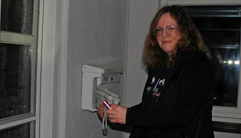 Manchmal hilft die Beleuchtung der Häuser, meist jedoch nur die Taschenlampe: Zustellerin Eva Hempel trägt die HZ schon seit langen Jahren aus. Die Dunkelheit ist ihr Refugium − sie findet sich in ihr bestens zurecht.