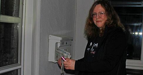 Manchmal hilft die Beleuchtung der Häuser, meist jedoch nur die Taschenlampe: Zustellerin Eva Hempel trägt die HZ schon seit langen Jahren aus. Die Dunkelheit ist ihr Refugium − sie findet sich in ihr bestens zurecht. Manchmal hilft die Beleuchtung der Häuser, meist jedoch nur die Taschenlampe: Zustellerin Eva Hempel trägt die HZ schon seit langen Jahren aus. Die Dunkelheit ist ihr Refugium − sie findet sich in ihr bestens zurecht.