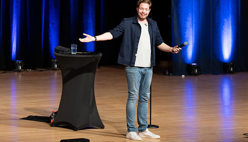 „Du bist Gold, mach einfach weiter“: Bastian Bielendorfer bindet in seiner Heilbronner Show am Samstagabend immer wieder das Publikum ein. „Du bist Gold, mach einfach weiter“: Bastian Bielendorfer bindet in seiner Heilbronner Show am Samstagabend immer wieder das Publikum ein.