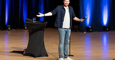 &bdquo;Du bist Gold, mach einfach weiter&ldquo;: Bastian Bielendorfer bindet in seiner Heilbronner Show am Samstagabend immer wieder das Publikum ein.