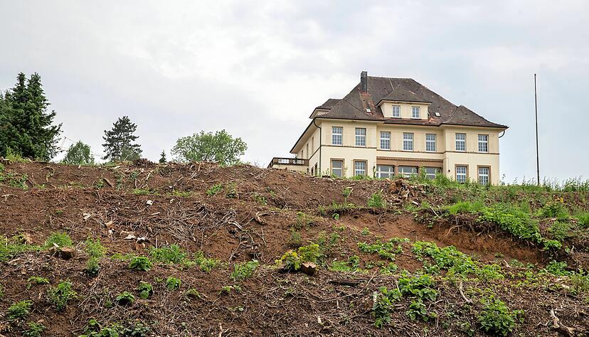 Blick von der Jägerhausstraße: Die Villa Fuchs inmitten nackter Erde. Ab November soll an der Jägerhausstraße gebaut werden. Die Villa wird saniert.
Foto: Andreas Veigel Blick von der Jägerhausstraße: Die Villa Fuchs inmitten nackter Erde. Ab November soll an der Jägerhausstraße gebaut werden. Die Villa wird saniert.
Foto: Andreas Veigel