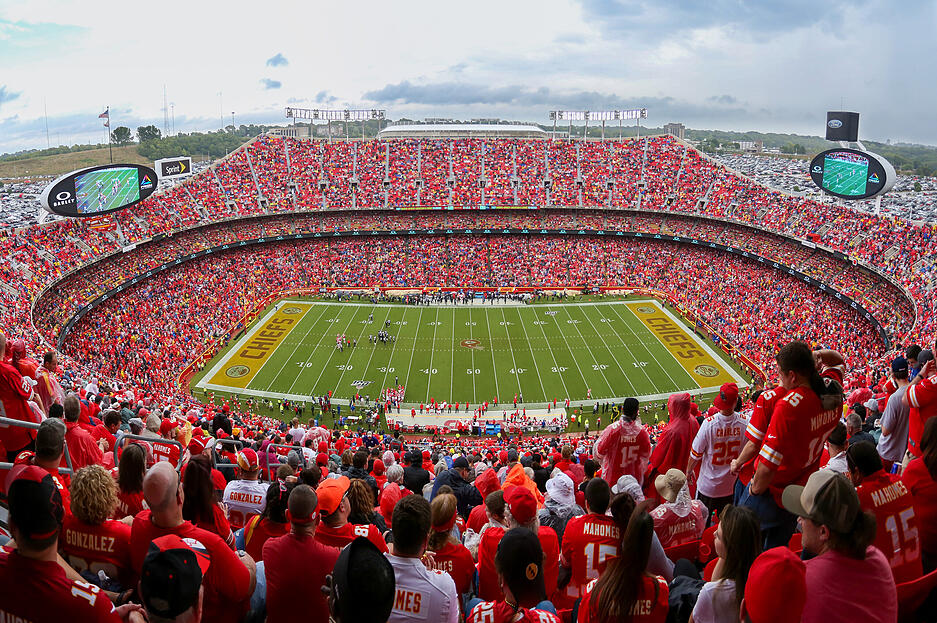 Kansas City (USA): Das Arrowhead Stadium wird Spielort f&uuml;r vier Gruppenspiele, ein Sechszehntelfinale und ein Viertelfinale. 73.000 Zuschauer finden bei der WM 2026 dort Platz. Normal spielen dort die Chiefs (NFL) und Superstar Travic Kielce, der von Freundin Taylor Swift angefeuert wird.