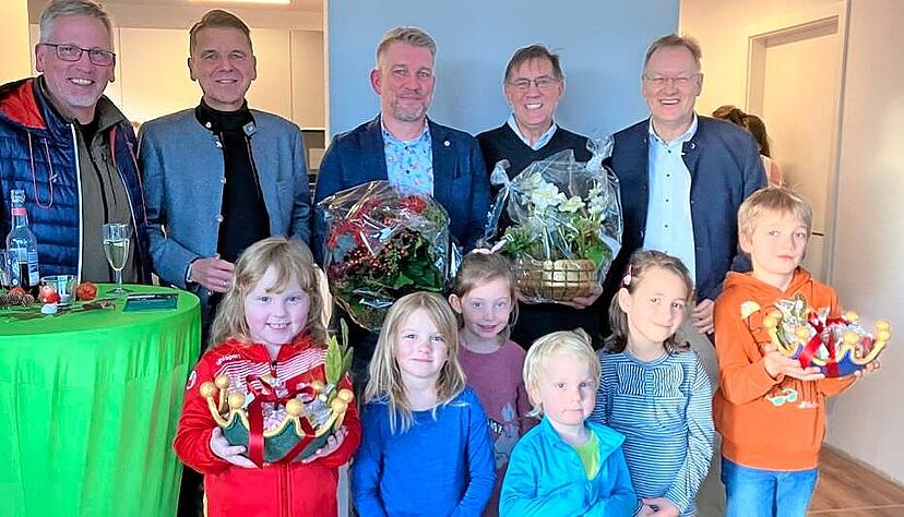 Bernd Herzog, Dr. Ulrich Roth, Arne H&ouml;ller, Wolfgang Bartole und Johannes Schmalzl (von links) freuen sich mit den Kindern &uuml;ber das neue Haus.