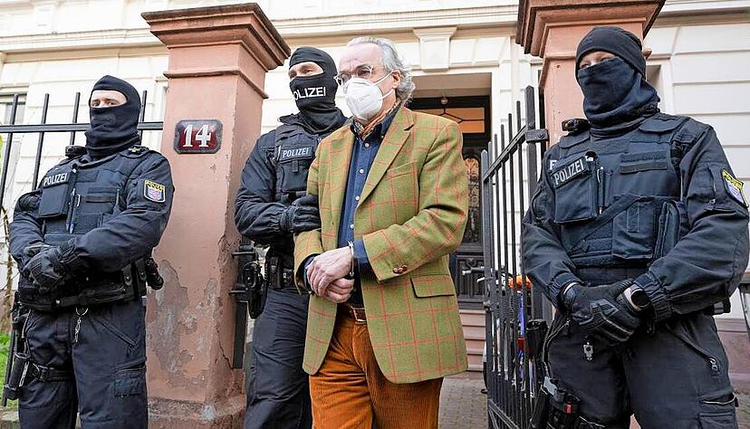 Prinz Reuß bei seiner Festnahme. Vor Prozessbeginn wurde nun klar: Drei seiner engsten Vertrauten stammen aus Hohenlohe oder der weiteren Region.
Foto: dpa Prinz Reuß bei seiner Festnahme. Vor Prozessbeginn wurde nun klar: Drei seiner engsten Vertrauten stammen aus Hohenlohe oder der weiteren Region.
Foto: dpa
