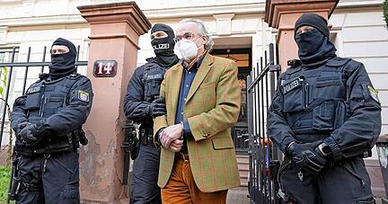 Prinz Reuß bei seiner Festnahme. Vor Prozessbeginn wurde nun klar: Drei seiner engsten Vertrauten stammen aus Hohenlohe oder der weiteren Region.
Foto: dpa Prinz Reuß bei seiner Festnahme. Vor Prozessbeginn wurde nun klar: Drei seiner engsten Vertrauten stammen aus Hohenlohe oder der weiteren Region.
Foto: dpa
