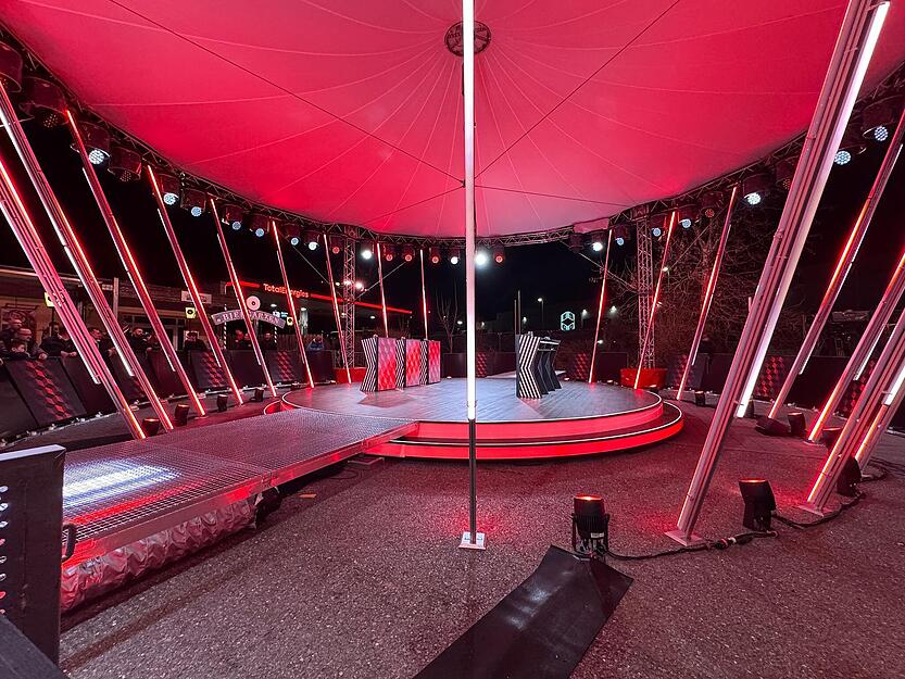 Ein Studio am 24-Autohof in Bad Rappenau. Hier führen die Moderatoren Joko und Klaas durch den Quiz-Abend.