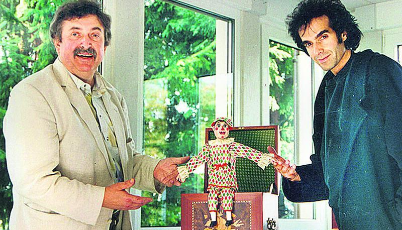 1993 war David Copperfield (rechts) zu Besuch. Er bewunderte den Harlekin mit Kiste, den Rüdiger Deutsch in einjähriger Arbeit nachbaute.
Foto: Ute Deutsch