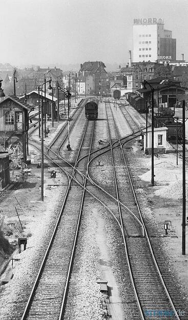 Der Heilbronner Südbahnhof 1962  ist nicht nur Personenbahnhof für die mit der Bottwarbahn Reisenden, sondern auch Umschlagplatz für Industriegüter.
Blick von der Stuttgarter Brücke auf das Bahngelände.