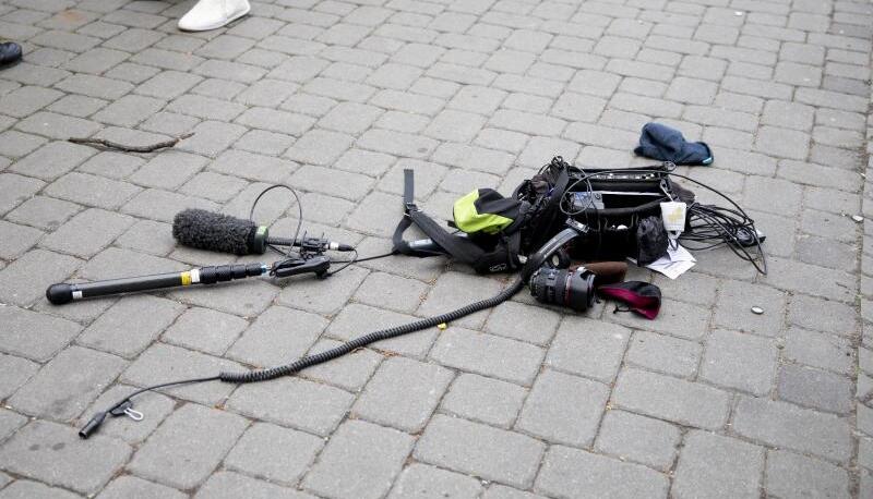 Die Ausrüstung des Kamerateams liegt nach der Attacke auf dem Boden. Die Ausrüstung des Kamerateams liegt nach der Attacke auf dem Boden.
