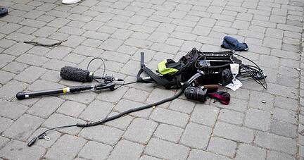 Die Ausrüstung des Kamerateams liegt nach der Attacke auf dem Boden. Die Ausrüstung des Kamerateams liegt nach der Attacke auf dem Boden.