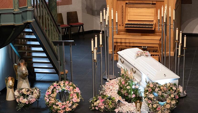 Der Sarg von Luise steht in der evangelischen Kirche in Freudenberg, in der der Trauergottesdienst stattfindet.