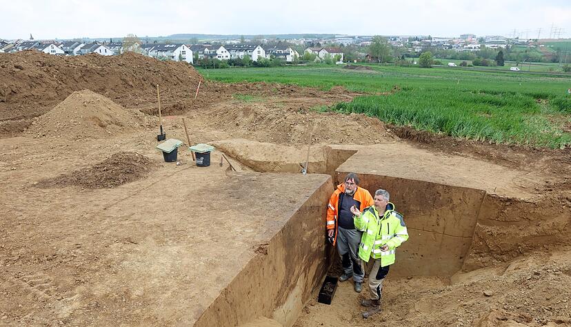 Dr. Martin Hees (links) und Sascha Schmidt von Fodilus sind begeistert von den Funden. Auf der anderen Hangseite ist rechts die Grabungsstelle von ArchaoTask erkennbar.