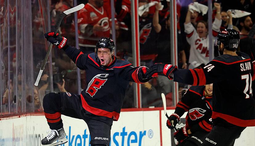 Die Carolina Hurricanes wendeten mit einem Heimsieg das Playoff-Aus ab. Die Carolina Hurricanes wendeten mit einem Heimsieg das Playoff-Aus ab.