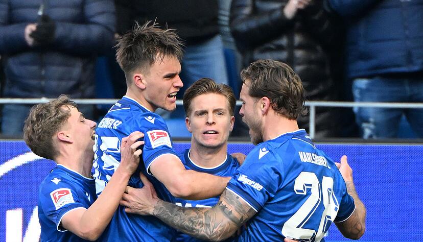 Die Karlsruher bejubelten kurz nach der Pause den Ausgleich. Die Karlsruher bejubelten kurz nach der Pause den Ausgleich.