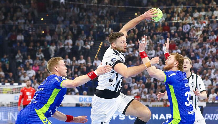 Kiels Harald Reinkind k&auml;mpft sich durch die Gummersbacher Abwehr-