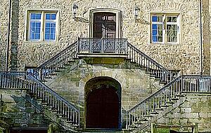 So leer und ruhig ist es im inneren Schlosshof selten. Die Anwohner ärgern sich über Lärm und Müll.
Foto: Archiv/Tscherwitschke So leer und ruhig ist es im inneren Schlosshof selten. Die Anwohner ärgern sich über Lärm und Müll.
Foto: Archiv/Tscherwitschke