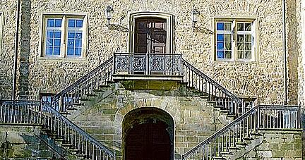 So leer und ruhig ist es im inneren Schlosshof selten. Die Anwohner ärgern sich über Lärm und Müll.
Foto: Archiv/Tscherwitschke