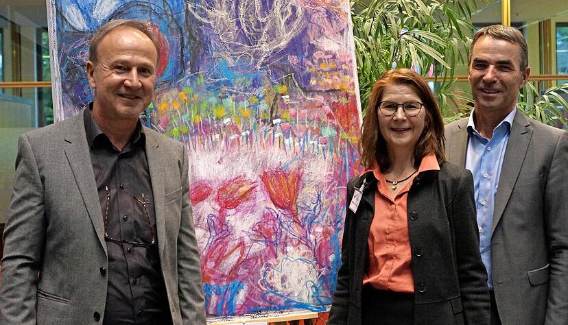 Klaus Hub (links) mit Werner Siller, Vorstandsmitglied der Sparkasse Hohenlohekreis und Sonja Naegelin, Leiterin der Volkshochschule in Künzelsau. 
Fotos: Nina Piorr Klaus Hub (links) mit Werner Siller, Vorstandsmitglied der Sparkasse Hohenlohekreis und Sonja Naegelin, Leiterin der Volkshochschule in Künzelsau. 
Fotos: Nina Piorr