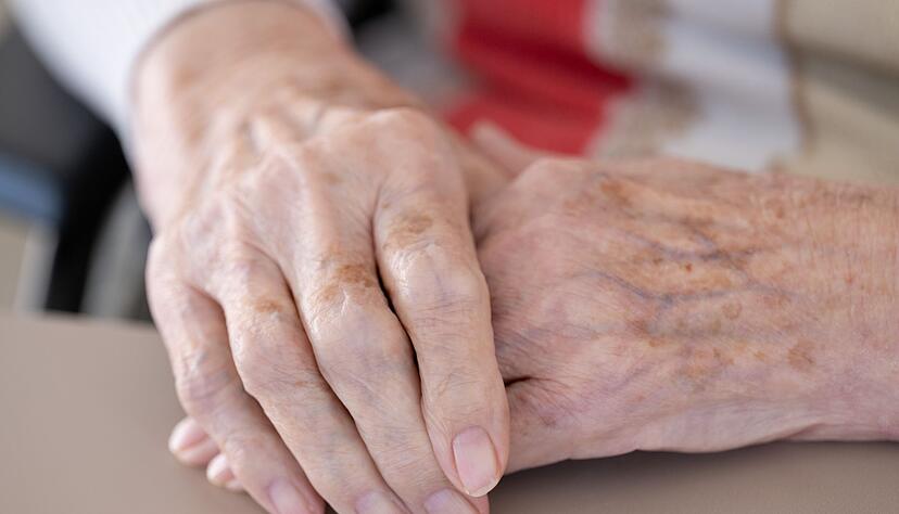 Die Kosten f&uuml;r die Pflege steigen und steigen. (Symbolbild)