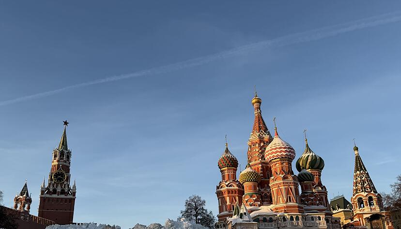 Auch in der russischen Hauptstadt t&uuml;rmen sich stellenweise nach Rekord-Niederschl&auml;gen in diesem Winter die Schneemengen.