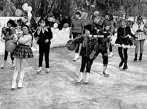 Kinderfasching des REV Heilbronn auf dem zugefrorenen Trappensee im Jahr 1963.