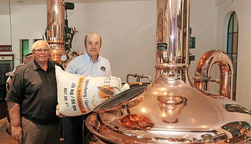 Braumeister Karl Gruhler beim Einmaischen: Um das rote Bier weiter anbieten zu können, braucht es Nachschub. Links Brauhaus-Wirt Herbert Kilper.Foto: Andreas Veigel