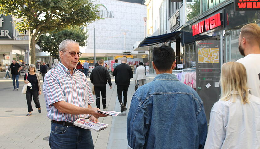 Konrad Wanner, Direktkandidat der Linken, beim Straßenwahlkampf in der Heilbronner Fußgängerzone. Konrad Wanner, Direktkandidat der Linken, beim Straßenwahlkampf in der Heilbronner Fußgängerzone.