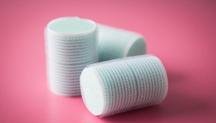 Mit Klett-Lockenwicklern sollen sich Haare von Textilien entfernen lassen.