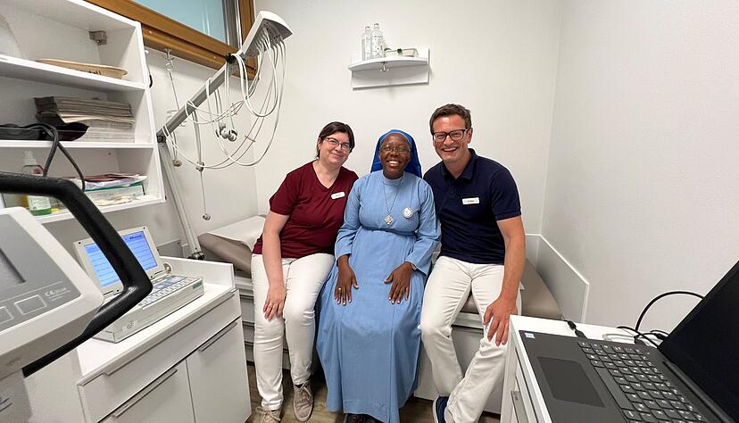 Mine Sarac und Dr. Michael Klimm (von links) aus Gemmingen rahmen ihre Hospitantin Sister Angela ein. Sie arbeitet in Nawanyago (Uganda) an dem Krankenhaus, das mit Hilfe von deutschen Spendengeldern gebaut wurde.