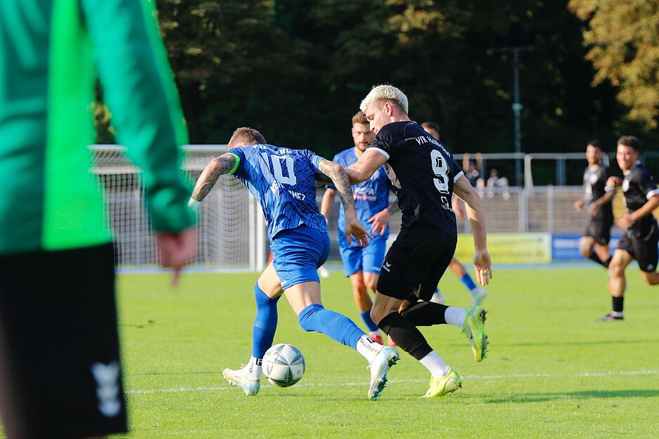 Stürmer Roman Kasiar versucht einem Spieler des Regionalligisten SGV Freiberg den Ball abzuluchsen. Stürmer Roman Kasiar versucht einem Spieler des Regionalligisten SGV Freiberg den Ball abzuluchsen.