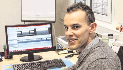 Patrick Tittl an seinem Arbeitsplatz. Hier sieht er sich Videos der Gegner des FSV an, um Stärken und Schwächen der Mannschaften zu studieren.Foto: Daniel Stahl Patrick Tittl an seinem Arbeitsplatz. Hier sieht er sich Videos der Gegner des FSV an, um Stärken und Schwächen der Mannschaften zu studieren.Foto: Daniel Stahl