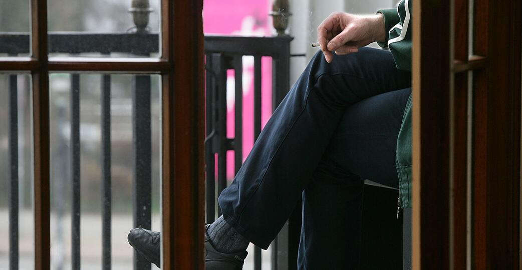 Auf dem Balkon rauchen? Fühlen sich Nachbarn davon zurecht gestört, können dem Raucher zum Beispiel zeitliche Grenzen gesteckt werden. Auf dem Balkon rauchen? Fühlen sich Nachbarn davon zurecht gestört, können dem Raucher zum Beispiel zeitliche Grenzen gesteckt werden.