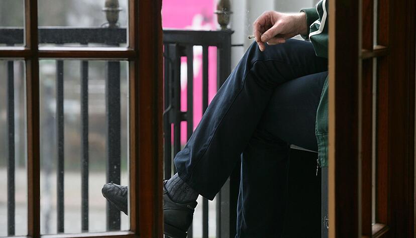 Auf dem Balkon rauchen? Fühlen sich Nachbarn davon zurecht gestört, können dem Raucher zum Beispiel zeitliche Grenzen gesteckt werden. Auf dem Balkon rauchen? Fühlen sich Nachbarn davon zurecht gestört, können dem Raucher zum Beispiel zeitliche Grenzen gesteckt werden.