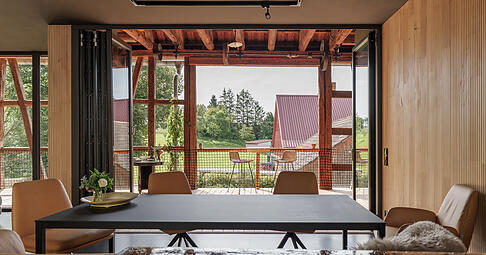 Die Wohnscheune von Ulrich Breutner und Ute Böttinger in Neuenstein-Kleinhirschbach gehört zu den 50 besten Einfamilienhäusern Deutschlands und wurde vom Callwey-Verlag ausgezeichnet.