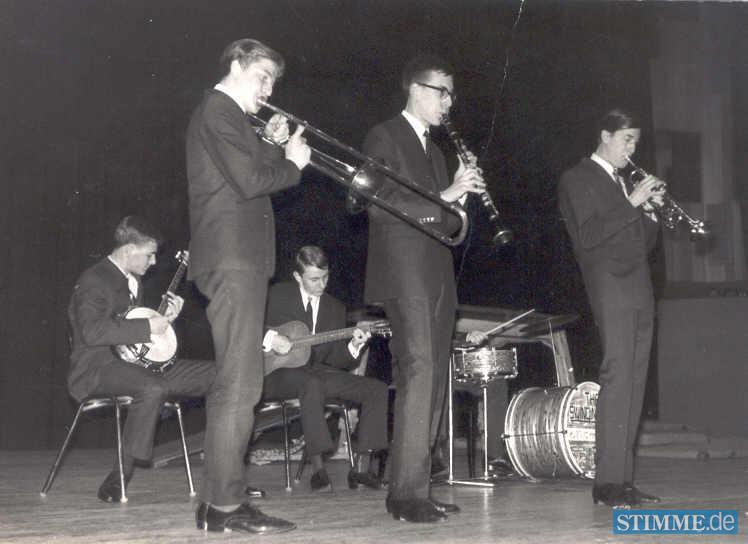 Zusammengestellt von Archiv und Dokumentation der Heilbronner Stimme

1965: Die Feetwarmers treten bei einer Schulabschlussfeier in der Heilbronner Harmonie auf.