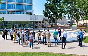 Stadträte nehmen das Grün mit Brunnen, Bänken und anderen Wegmarken in Augenschein. Am Mittwoch kommen im Gemeinderat die Kosten auf den Tisch. Stadträte nehmen das Grün mit Brunnen, Bänken und anderen Wegmarken in Augenschein. Am Mittwoch kommen im Gemeinderat die Kosten auf den Tisch.