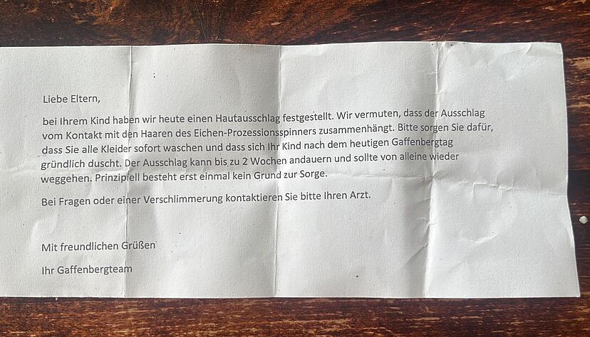 Wenn ein Kind mit den Eichenprozessionsspinner in Berührung gekommen ist, bekommen Eltern diesen Info-Zettel.
