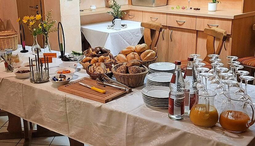 Es ist angerichtet: Ab 6 Uhr können sich die Gäste bedienen. Die Frühstückseier stammen von den hauseigenen Hühnern, Schinken und Hausmacherwurst aus eigener Schweinehaltung. Es ist angerichtet: Ab 6 Uhr können sich die Gäste bedienen. Die Frühstückseier stammen von den hauseigenen Hühnern, Schinken und Hausmacherwurst aus eigener Schweinehaltung.